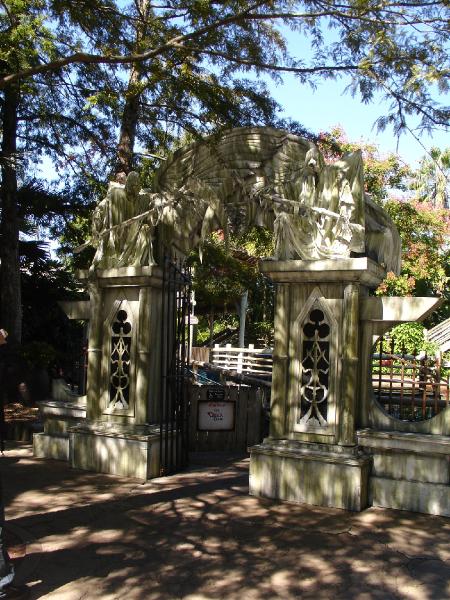 20111022122936A.jpg -   They also had halloween constructs which one could visit at night while park employees run around scaring the $%#&*!!@# out of visitors...  