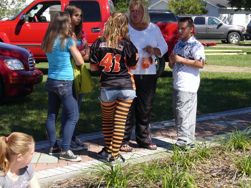 20111021122900A.jpg -   ZHS pride - showing off your school colors  