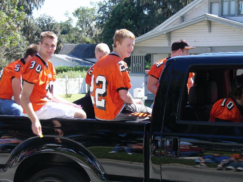 20111021130525A.jpg -   Show off the football team  